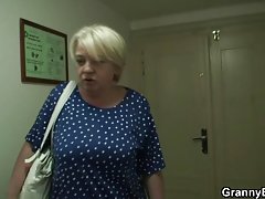 Sex auf der couch anschauen von porno-videos in strumpfhosen